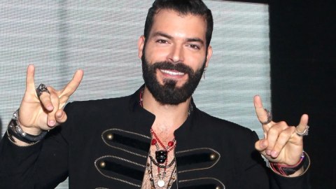 Cuestionan a Adrián Di Monte sobre la salida de Sandra Itzel de "La Granja VIP" al frente de su esposa y así reaccionó.